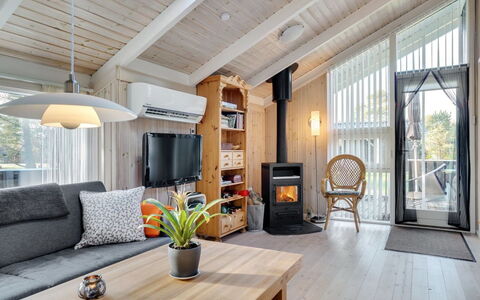 Peter - 400M from the Sea: Madera, Casa, Casa, Mueble, Techo, Cabaña, Diseño De Interiores, Madera Dura, Puerta, Sala