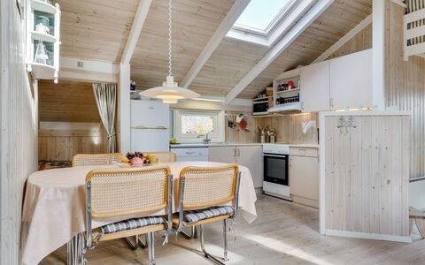 Peter - 400M from the Sea: Mueble, Madera, Diseño De Interiores, Techo, Cocina, Casa, Piso, Suelo, Habitación, Encendiendo