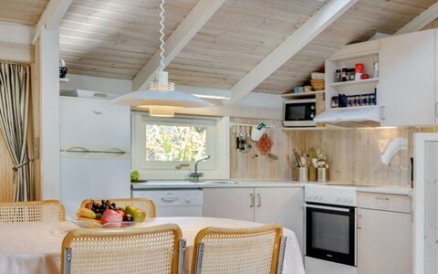 Peter - 400M from the Sea: Diseño De Interiores, Mueble, Madera, Cocina, Techo, Piso, Mostrador, Lámpara, Suelo, Habitación