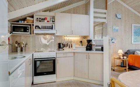 Peter - 400M from the Sea: Cocina, Madera, Diseño De Interiores, Techo, Mueble, Electrodoméstico, Piso, Habitación, Mostrador, Encendiendo