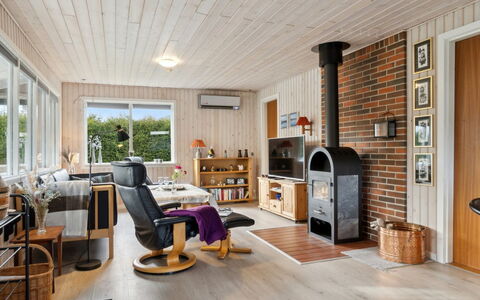 Sissa - 1.5Km from the Sea: Diseño De Interiores, Piso, Mueble, Madera, Suelo, Techo, Sala, Habitación, Suelos De Madera, Sofá