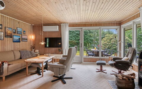 Farthin - 800M from the Sea: Mueble, Diseño De Interiores, Piso, Madera, Techo, Suelo, Silla, Sala, Sofá, Lámpara