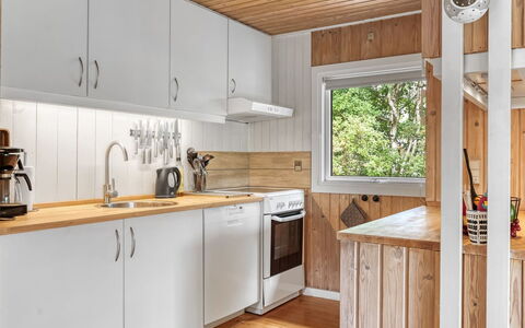 Farthin - 800M from the Sea: Madera, Cocina, Piso, Aparato De Cocina, Mostrador, Diseño De Interiores, Electrodoméstico, Habitación, Suelo, Techo