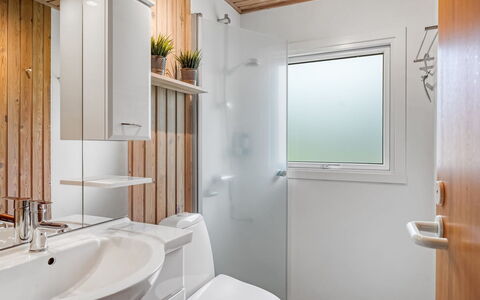 Farthin - 800M from the Sea: Diseño De Interiores, Piso, Pared, Arreglo De Tubería, Madera, Lavabo, Suelo, Techo, Lavabo Del Baño, Baño