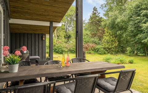 Farthin - 800M from the Sea: Mueble, Madera, Mueble Para Exteriores, Silla, Mesa, Porche, Cocina Y Comedor Mesa, Mesa Al Aire Libre, El Terreno Del Lote, Jardín