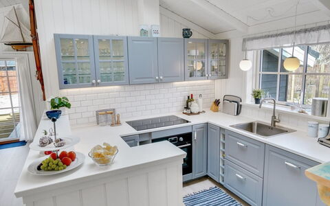 Fido - 300M from the Sea: Cocina, Mostrador, Aparato De Cocina, Gabinetes, Diseño De Interiores, Mueble, Electrodoméstico, Fregadero, Piso, Lavabo