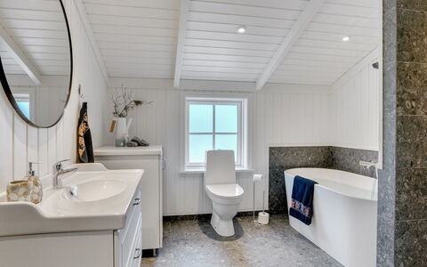 Fido - 300M from the Sea: Arreglo De Tubería, Piso, Diseño De Interiores, Suelo, Techo, Baño, Grifo, Plomería, Lavabo, Mueble De Baño