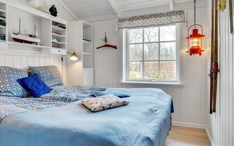 Fido - 300M from the Sea: Habitación, Cama, Diseño De Interiores, Madera, Mueble, Techo, Lecho, Sábana, Linos, Habitación