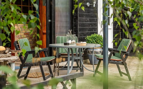 Fido - 300M from the Sea: Mueble, Mueble Para Exteriores, Silla, Mesa, Mesa Al Aire Libre, Jardín, Manchas De Madera, Patio, Madera Dura, Sombra