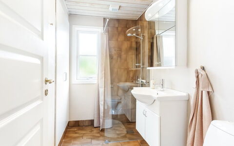 Esalina - from the Sea: Piso, Suelo, Arreglo De Tubería, Madera, Baño, Diseño De Interiores, Baño, Plomería, Techo, Puerta
