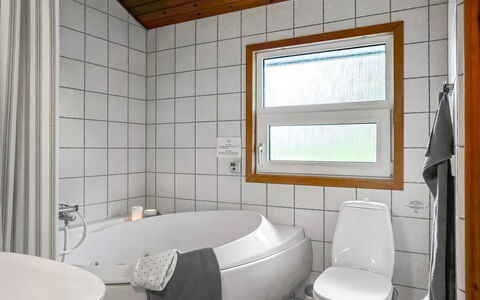 Jaakob - 4Km from the Sea: Arreglo De Tubería, Diseño De Interiores, Piso, Baño, Techo, Suelo, Plomería, Grifo, Habitación, Lavabo