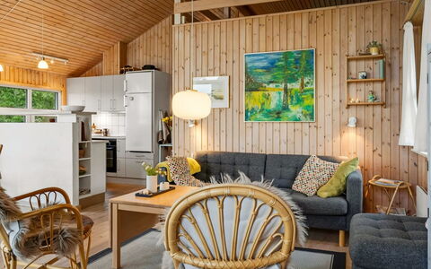 Jaakob - 4Km from the Sea: Madera, Mueble, Diseño De Interiores, Techo, Casa, Piso, Suelo, Sala, Silla, Manchas De Madera