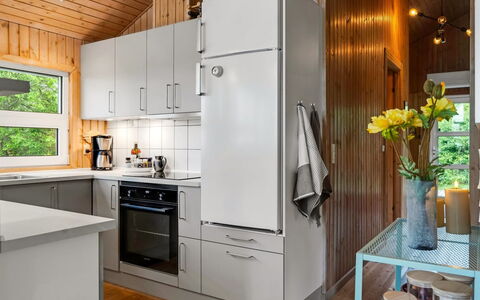 Jaakob - 4Km from the Sea: Aparato De Cocina, Cocina, Electrodoméstico, Mostrador, Electrodoméstico, Piso, Gabinetes, Madera, Diseño De Interiores, Refrigerador