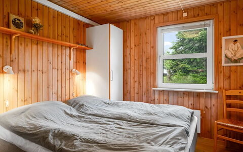 Jaakob - 4Km from the Sea: Habitación, Pared, Cama, Madera, Diseño De Interiores, Piso, Sábana, Suelo, Lecho, Mueble