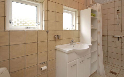 Rigitte - 1.5Km from the Sea: Lavabo Del Baño, Baño, Arreglo De Tubería, Piso, Pared, Lavabo, Suelo, Diseño De Interiores, Grifo, Plomería