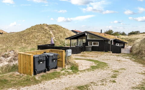 Nielsigne - 400M from the Sea: Techo, Casa, Casa, Cabaña, Vía Muerta, Inmuebles, Entrada De Coches, Edificios Del Jardín, Yarda, Cobertizo