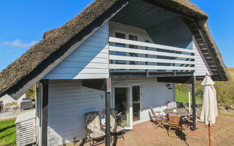 Emiline - 250M from the Sea: Madera, Casa, Porche, Cubierta, Madera Dura, Techo, Manchas De Madera, Suelos De Madera, Eco Hotel