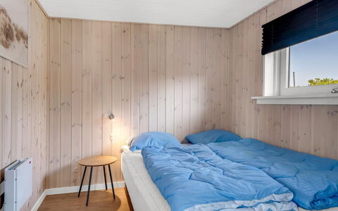 Edel - 650M from the Sea: Habitación, Cama, Piso, Suelo, Madera, Diseño De Interiores, Sábana, Techo, Lecho, Habitación