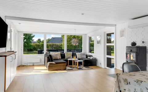 Edel - 650M from the Sea: Piso, Suelo, Suelos De Madera, Diseño De Interiores, Mueble, Madera, Techo, Sofá, Suelo Laminado, Sala