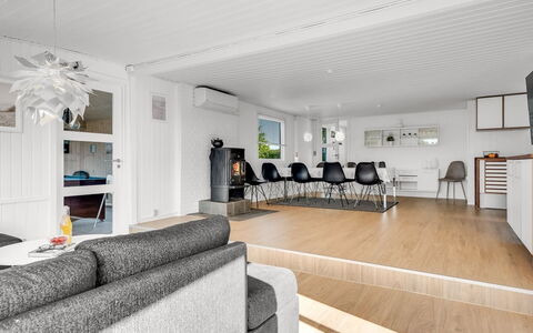 Edel - 650M from the Sea: Piso, Diseño De Interiores, Suelo, Sofá, Techo, Madera, Sala, Mueble, Suelos De Madera, Casa
