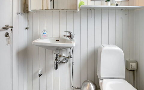 Edel - 650M from the Sea: Arreglo De Tubería, Pared, Baño, Lavabo Del Baño, Lavabo, Diseño De Interiores, Piso, Grifo, Suelo, Plomería