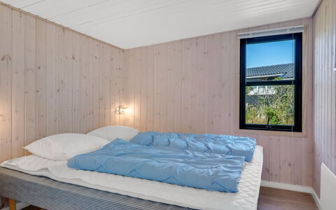 Edel - 650M from the Sea: Habitación, Cama, Madera, Sábana, Diseño De Interiores, Suelo, Lecho, Piso, Techo, Marco De La Cama