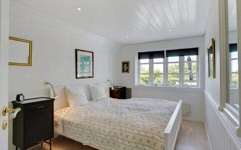 Tamer - 500M to the Fjord: Cama, Diseño De Interiores, Habitación, Piso, Techo, Madera, Mueble, Suelo, Lecho, Sábana