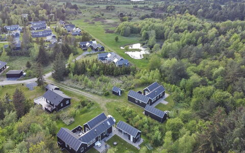 Eireen - 600M to the Fjord: Barrio Residencial, Techo, Suburbio, Entrada De Coches, Inmuebles, Tubo De Lámpara