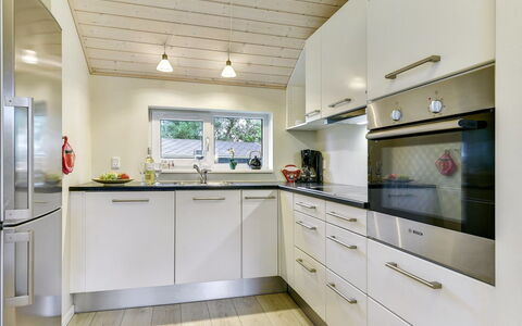 Anethe - 100M to the Fjord: Cocina, Madera, Techo, Mostrador, Diseño De Interiores, Piso, Electrodoméstico, Aparato De Cocina, Gabinetes, Encendiendo
