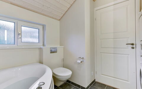 Anethe - 100M to the Fjord: Arreglo De Tubería, Piso, Madera, Baño, Diseño De Interiores, Suelo, Techo, Plomería, Grifo, Casa