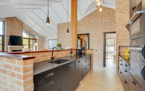 Andri - 600M to the Fjord: Cocina, Diseño De Interiores, Mueble, Piso, Mostrador, Madera, Techo, Gabinetes, Lámpara, Suelo