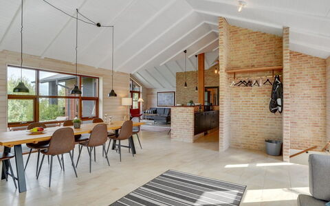 Andri - 600M to the Fjord: Diseño De Interiores, Piso, Madera, Mueble, Techo, Suelo, Sofá, Lámpara, Sala, Silla
