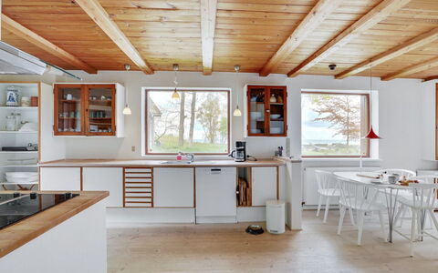 Nella - 1.2Km from the Sea: Cocina, Piso, Diseño De Interiores, Madera, Techo, Mostrador, Suelo, Mueble, Lámpara, Habitación