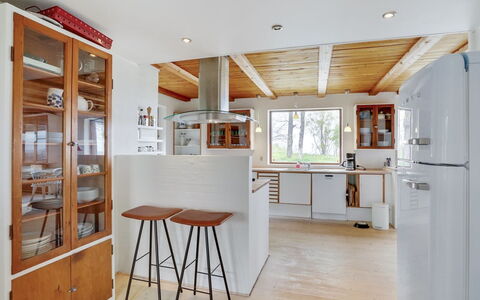 Nella - 1.2Km from the Sea: Mueble, Diseño De Interiores, Piso, Cocina, Suelo, Gabinetes, Madera, Mostrador, Aparato De Cocina, Techo