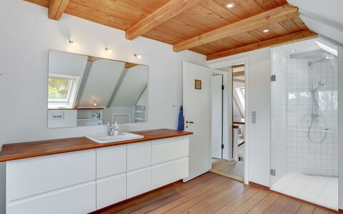 Nella - 1.2Km from the Sea: Piso, Diseño De Interiores, Madera, Suelo, Techo, Suelos De Madera, Arreglo De Tubería, Lámpara, Casa, Mostrador