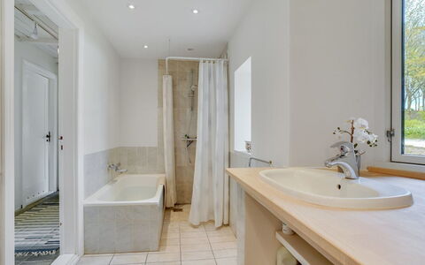 Nella - 1.2Km from the Sea: Baño, Piso, Suelo, Arreglo De Tubería, Pared, Diseño De Interiores, Bañera, Grifo, Techo, Lavabo
