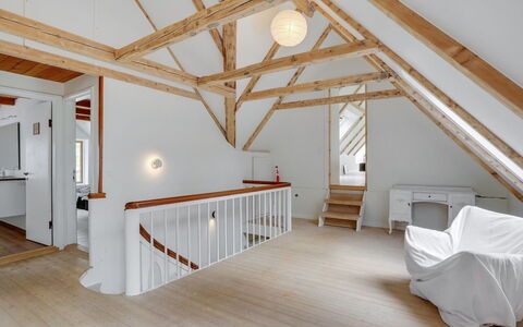 Nella - 1.2Km from the Sea: Piso, Madera, Techo, Suelos De Madera, Suelo, Diseño De Interiores, Casa, Madera Dura, Puerta, Suelo Laminado