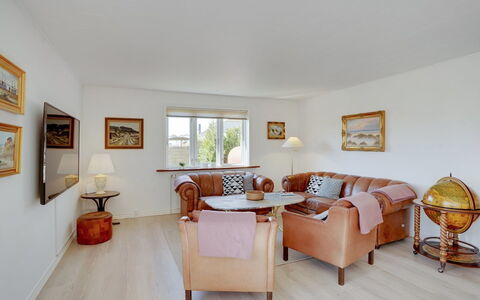 Bitta - 500M from the Sea: Mueble, Diseño De Interiores, Silla, Piso, Mesa, Recurso, Suelo, Techo, Habitación, Eco Hotel