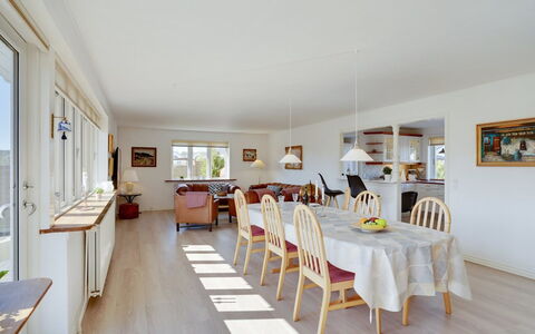 Bitta - 500M from the Sea: Mueble, Diseño De Interiores, Silla, Piso, Mesa, Recurso, Suelo, Techo, Habitación, Eco Hotel