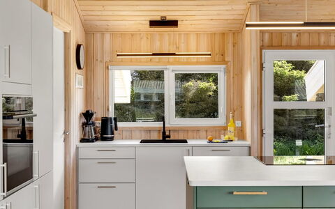 Ellen - 289M from the Sea: Aparato De Cocina, Cocina, Mostrador, Mueble, Electrodoméstico, Diseño De Interiores, Piso, Gabinetes, Madera, Refrigerador