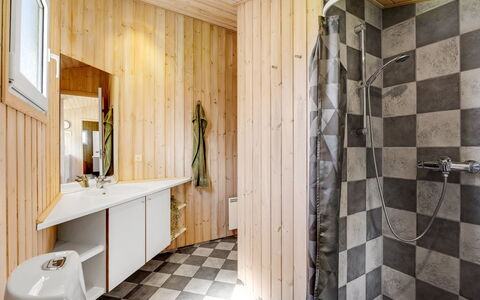 Ellen - 289M from the Sea: Piso, Suelo, Madera, Diseño De Interiores, Arreglo De Tubería, Techo, Baño, Plomería, Habitación, Loseta