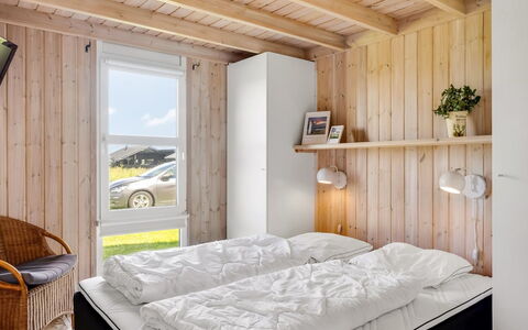 Ellen - 289M from the Sea: Madera, Habitación, Cama, Diseño De Interiores, Mueble, Suelo, Marco De La Cama, Lecho, Sábana, Techo