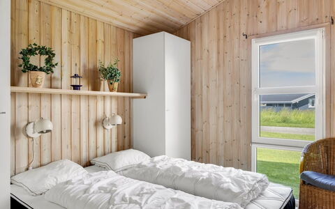Ellen - 289M from the Sea: Habitación, Cama, Madera, Mueble, Diseño De Interiores, Lecho, Sábana, Suelo, Piso, Techo