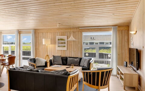 Ellen - 289M from the Sea: Mueble, Diseño De Interiores, Madera, Piso, Techo, Suelo, Suelos De Madera, Mesa, Habitación, Sala