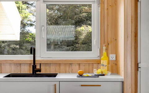 Ellen - 289M from the Sea: Madera, Diseño De Interiores, Mostrador, Arreglo De Tubería, Cocina, Fregadero, Casa, Grifo, Lavabo, Vaso