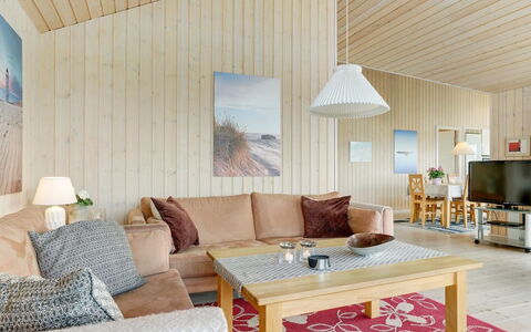 Iacobus - 400M from the Sea: Mueble, Diseño De Interiores, Piso, Madera, Techo, Suelo, Sofá, Habitación, Suelos De Madera, Sala