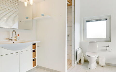 Iacobus - 400M from the Sea: Diseño De Interiores, Piso, Suelo, Pared, Arreglo De Tubería, Techo, Baño, Madera, Lavabo Del Baño, Lavabo