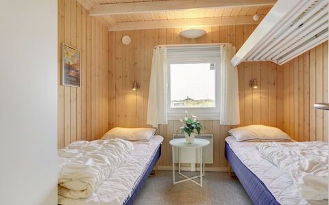 Iacobus - 400M from the Sea: Habitación, Cama, Madera, Diseño De Interiores, Techo, Suelo, Sábana, Piso, Lecho, Encendiendo
