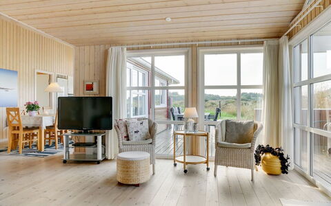 Iacobus - 400M from the Sea: Madera, Piso, Diseño De Interiores, Mueble, Suelo, Techo, Suelos De Madera, Casa, Sala, Puerta
