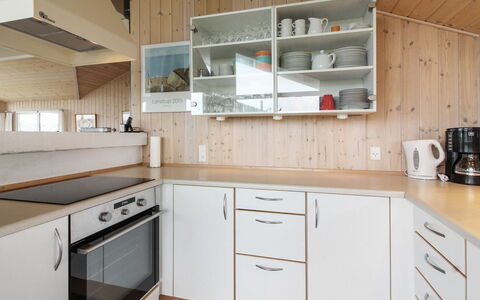 Fanija - 200M from the Sea: Cocina, Mostrador, Diseño De Interiores, Madera, Piso, Gabinetes, Techo, Mueble, Suelo, Aparato De Cocina